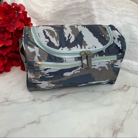 His & Her Camo Toiletry Cosmetic Travel Bag - Picture 8 of 16
